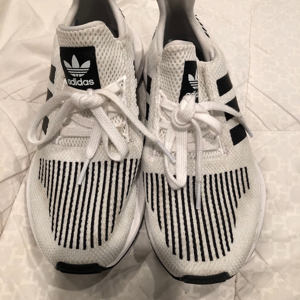 Like New Adidas Swift Run Sneaker size 5.5
